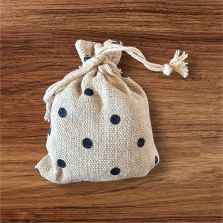 Bylinkové vrecko malé čierne bodky